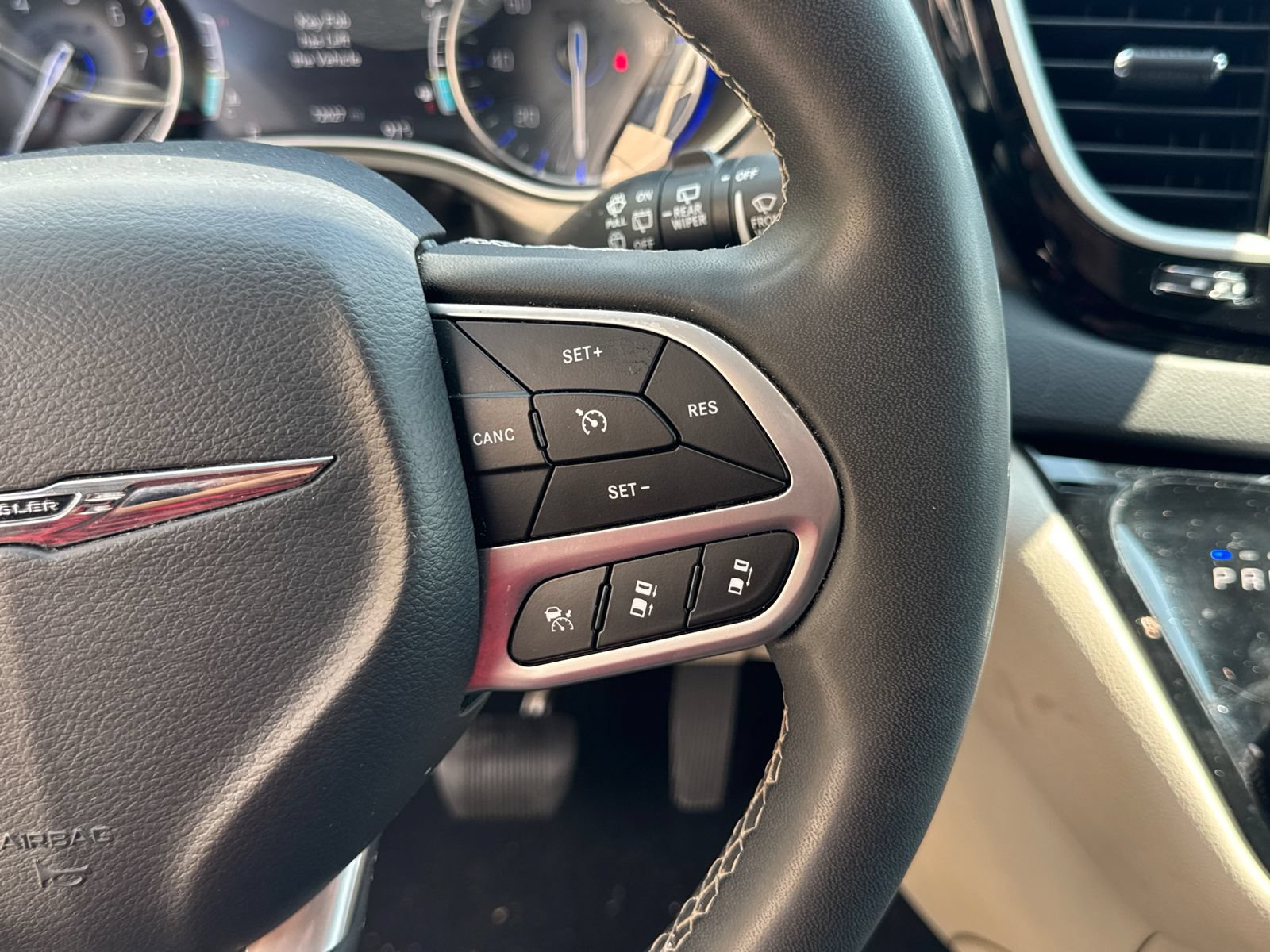 Used 2023 Chrysler Pacifica Touring-L FWD image 22