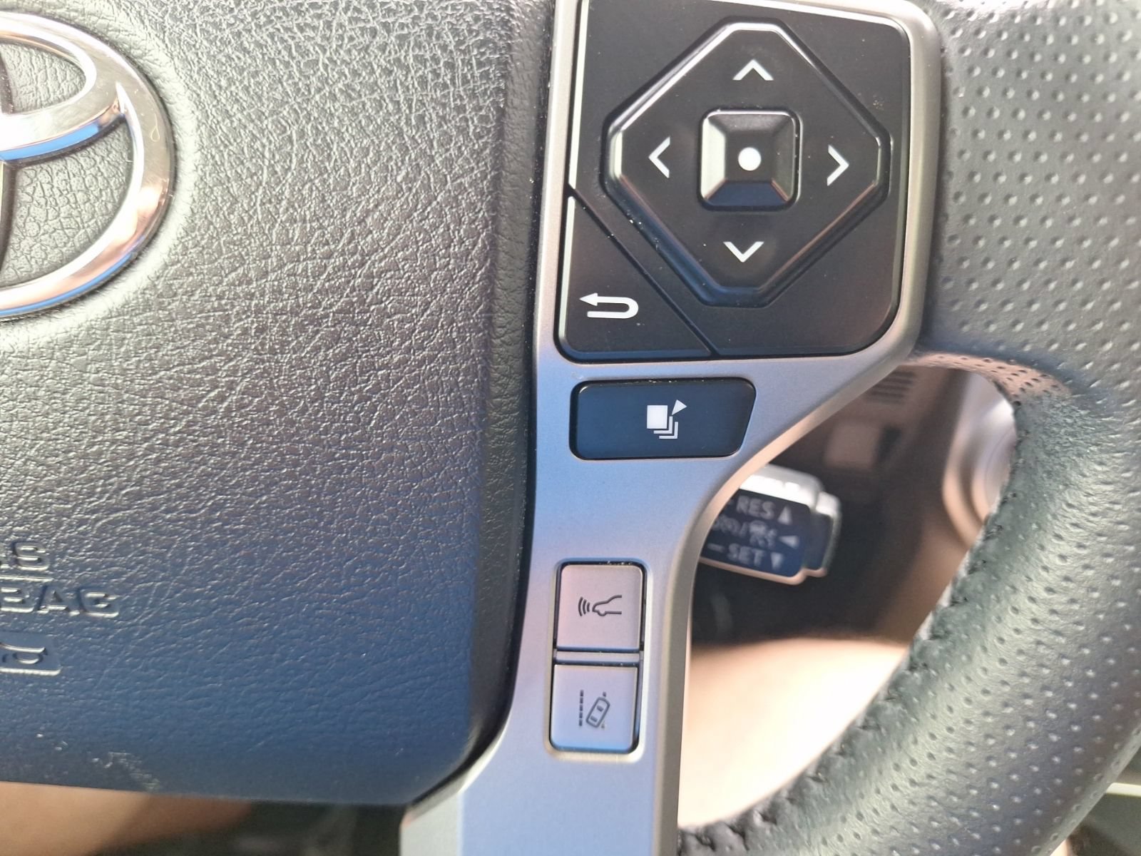 Used 2020 Toyota 4Runner SR5 Premium RWD image 19