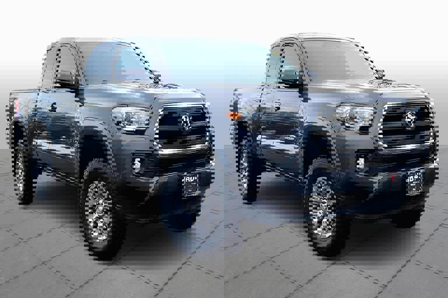 Used 2016 Toyota Tacoma SR5 w/ SR5 Appearance Package (SN) image 3