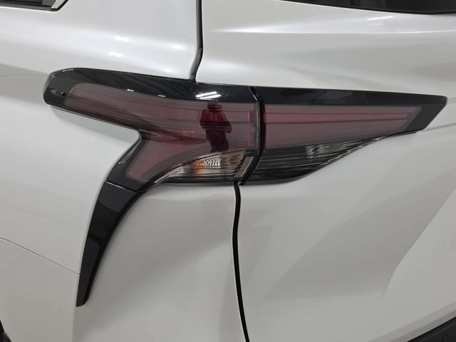Certified 2023 Toyota Sienna XLE AWD/4WD image 29