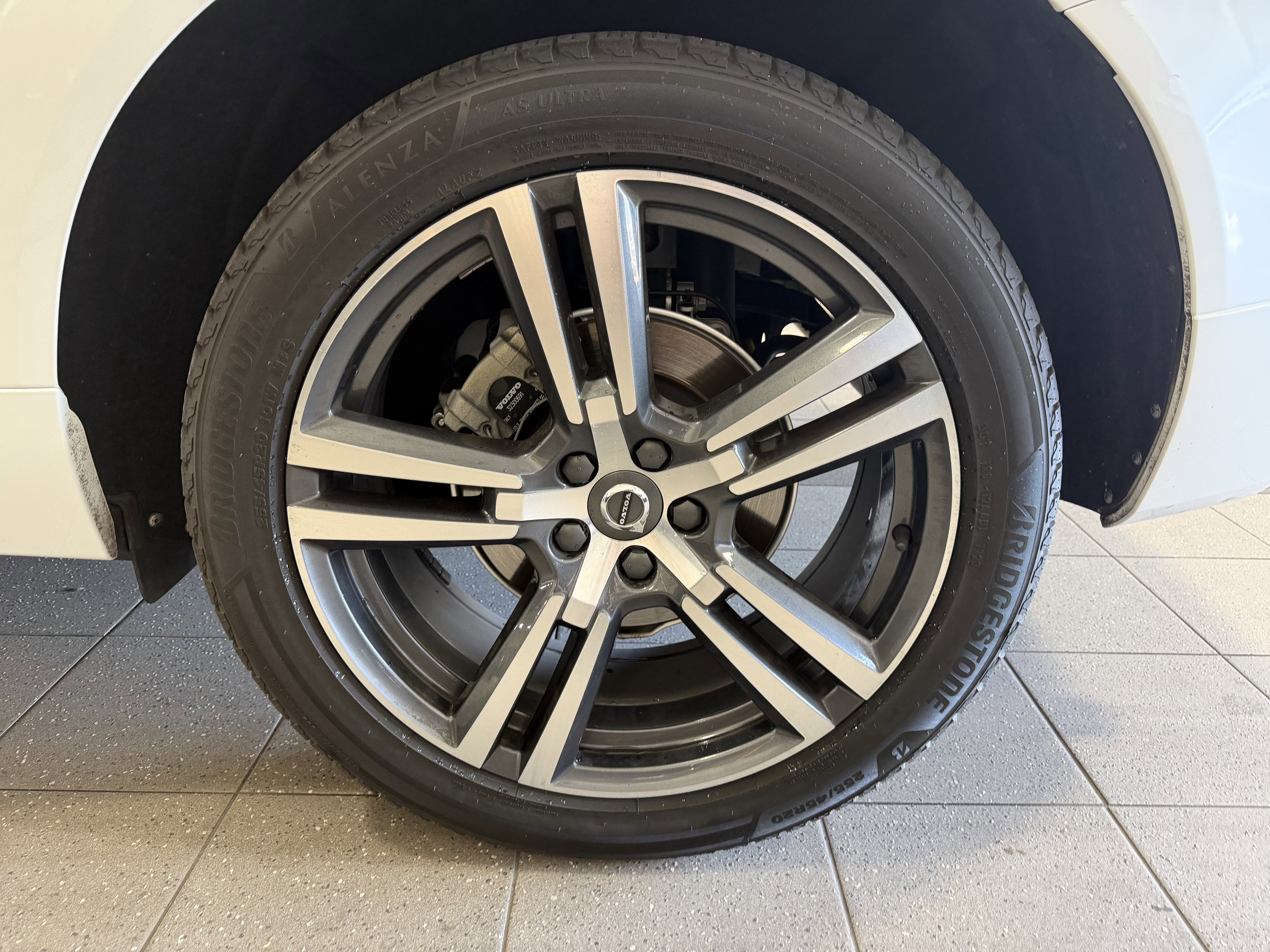 Used 2019 Volvo XC60 T5 Momentum w/ Multimedia Package image 7