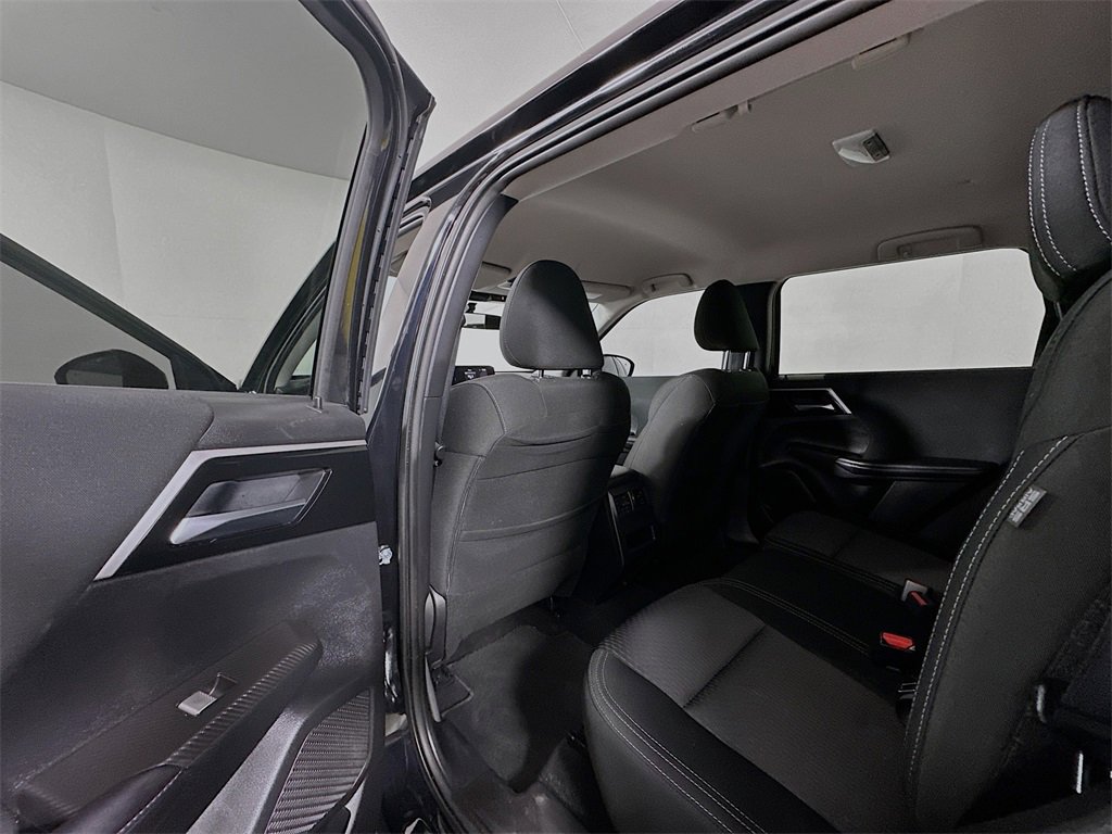 Used 2024 Mitsubishi Outlander ES image 17