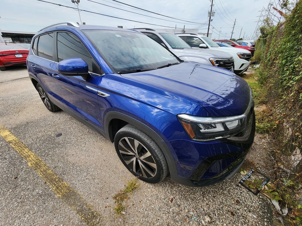 Used 2023 Volkswagen Taos SE FWD image 2