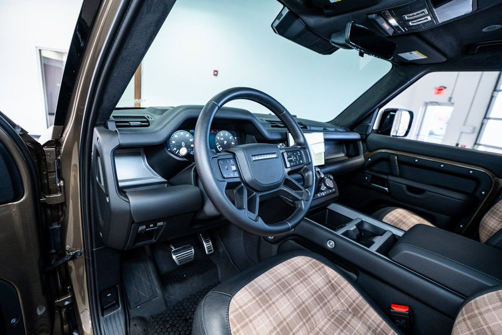 Used 2025 Land Rover Defender 110 X image 38