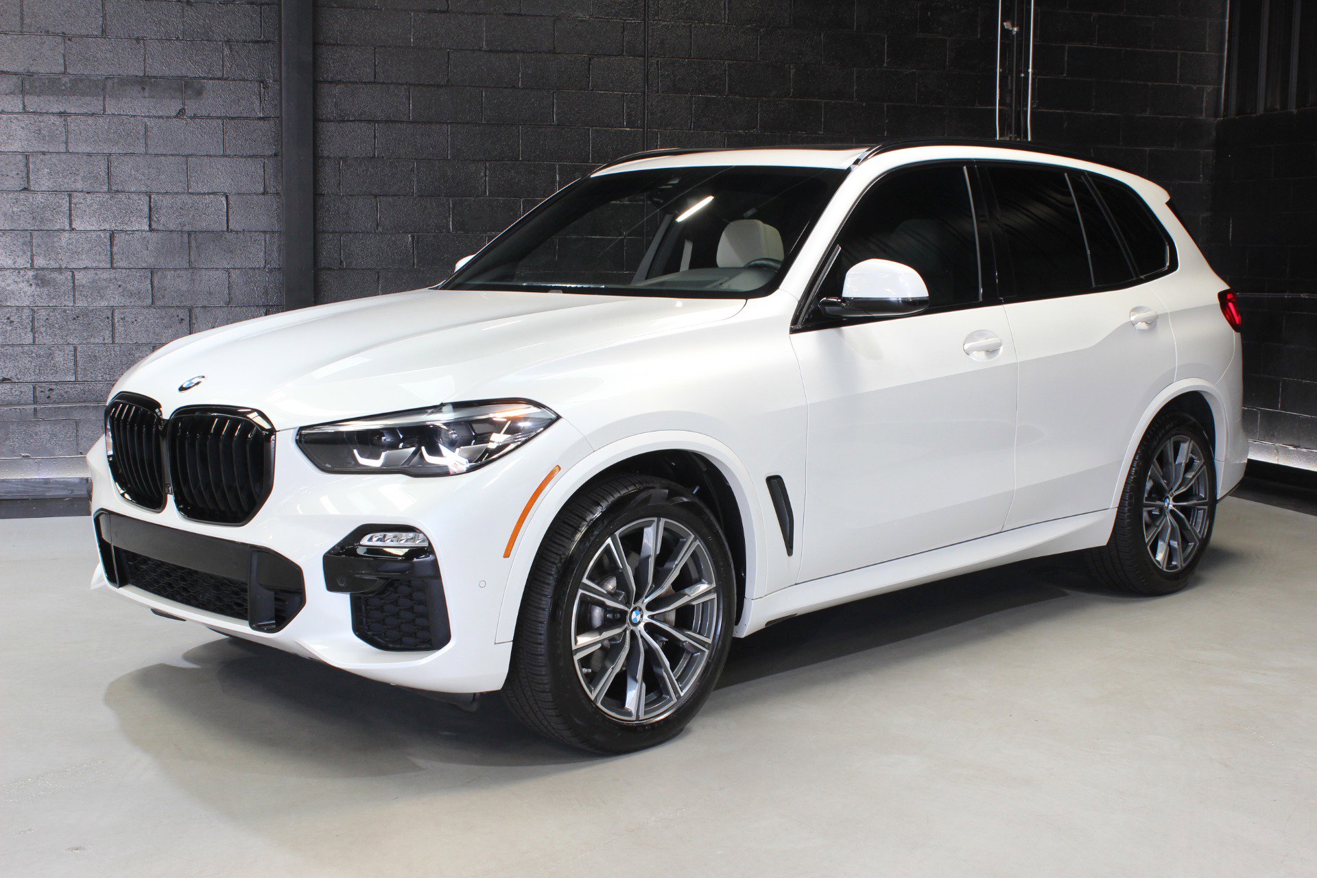 Used 2021 BMW X5 sDrive40i w/ M Sport Package image 4