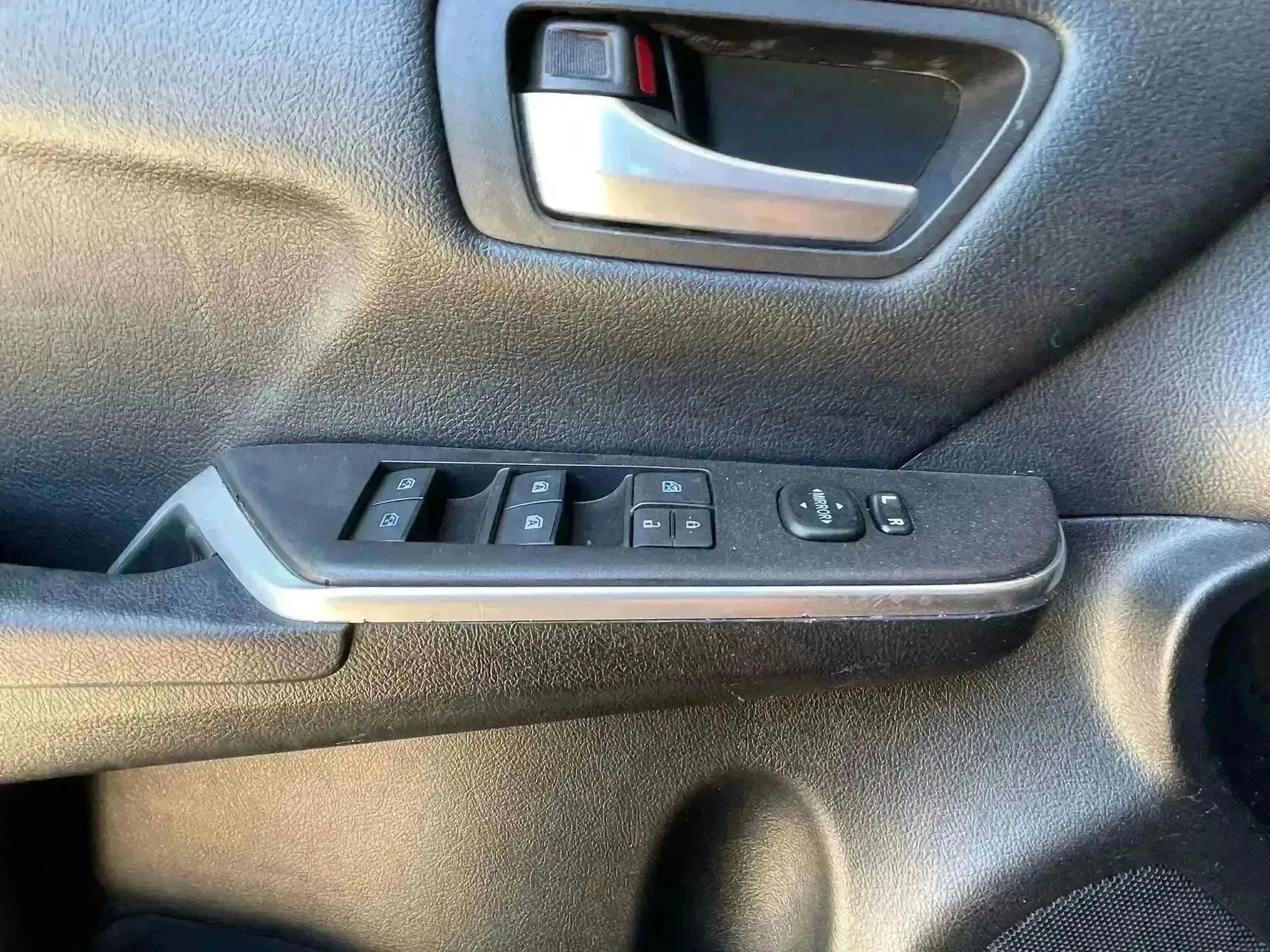 Used 2016 Toyota Camry SE FWD image 18