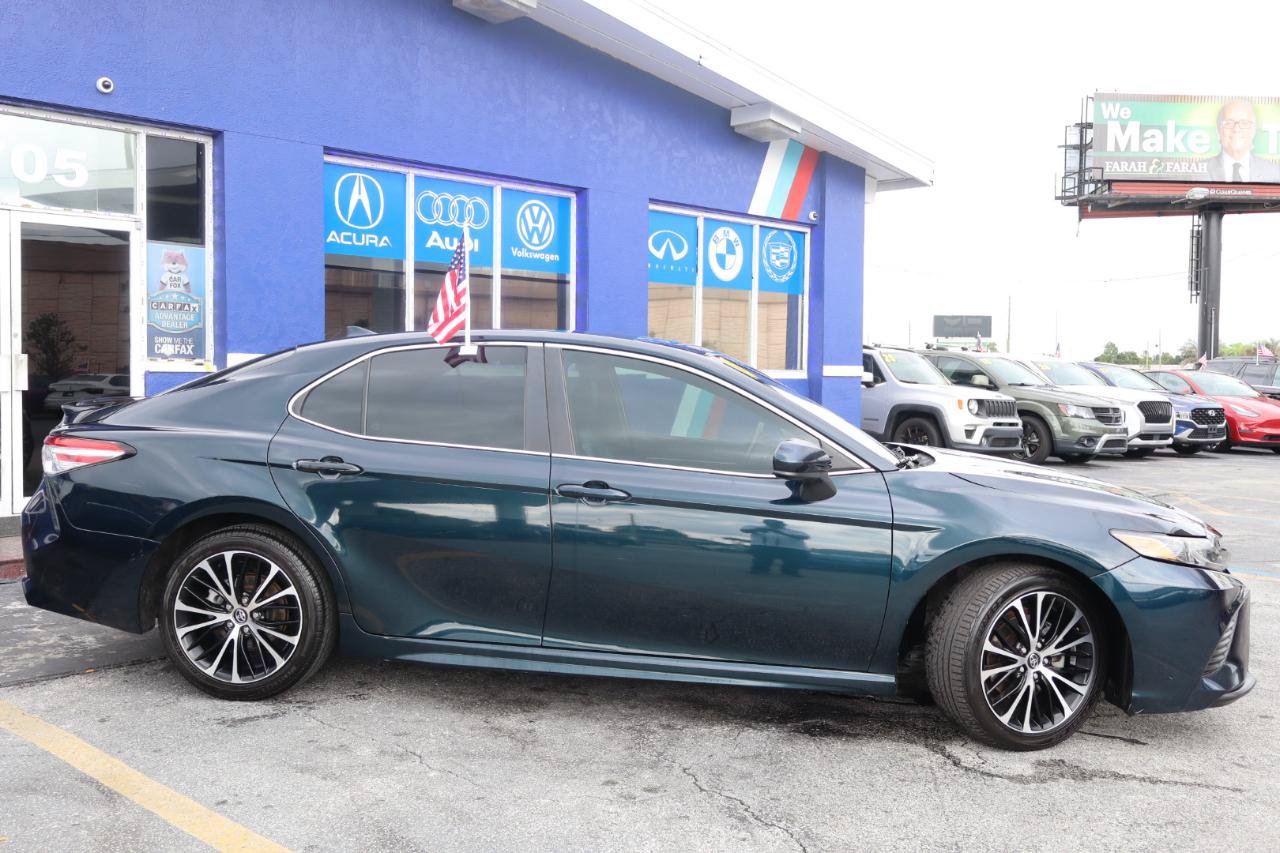 Used 2020 Toyota Camry SE FWD image 3