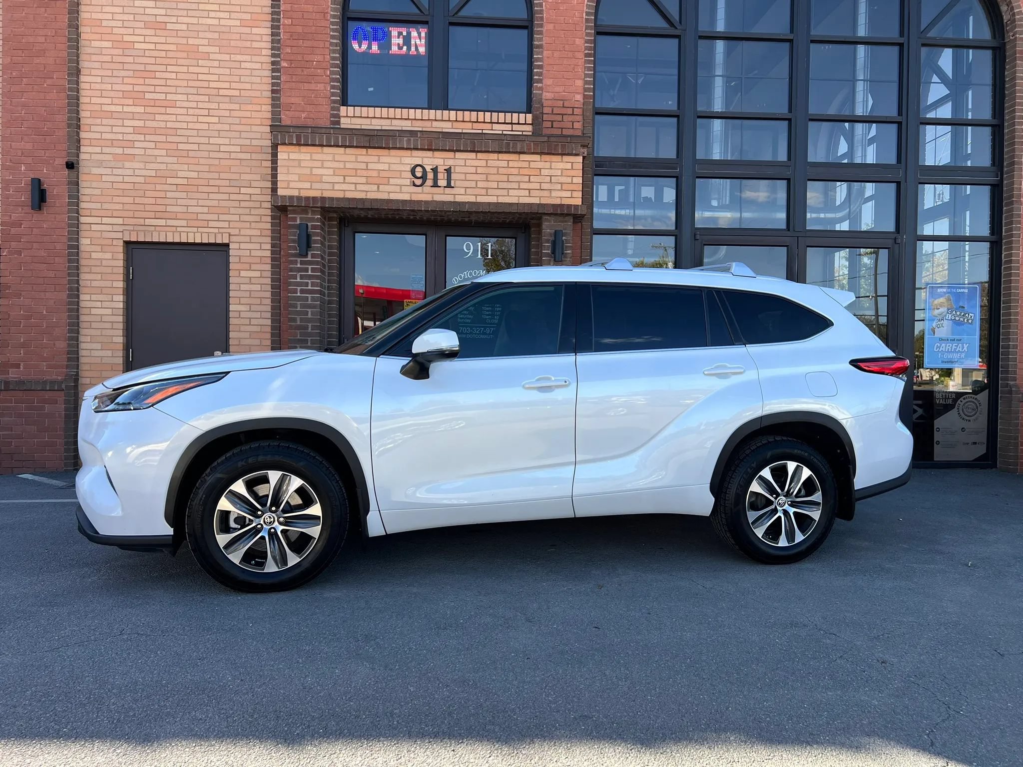 Used 2022 Toyota Highlander XLE AWD/4WD image 4