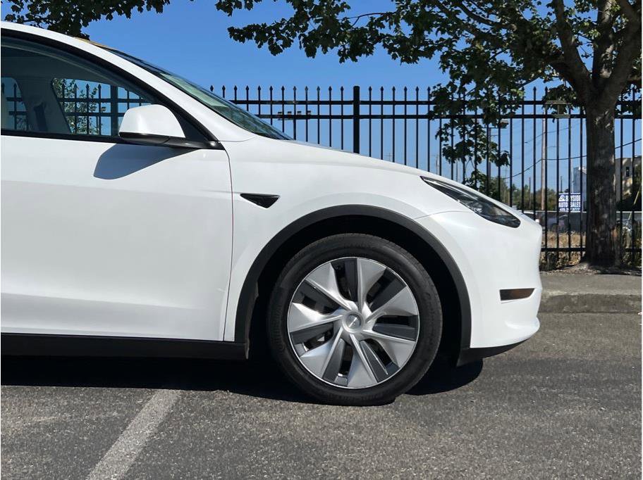 Used 2020 Tesla Model Y Long Range image 2
