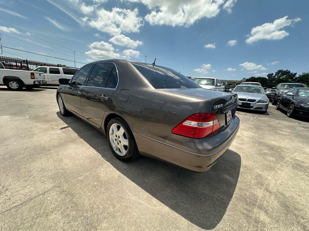 Used 2004 Lexus LS 430 w/ Premium Pkg RWD image 3