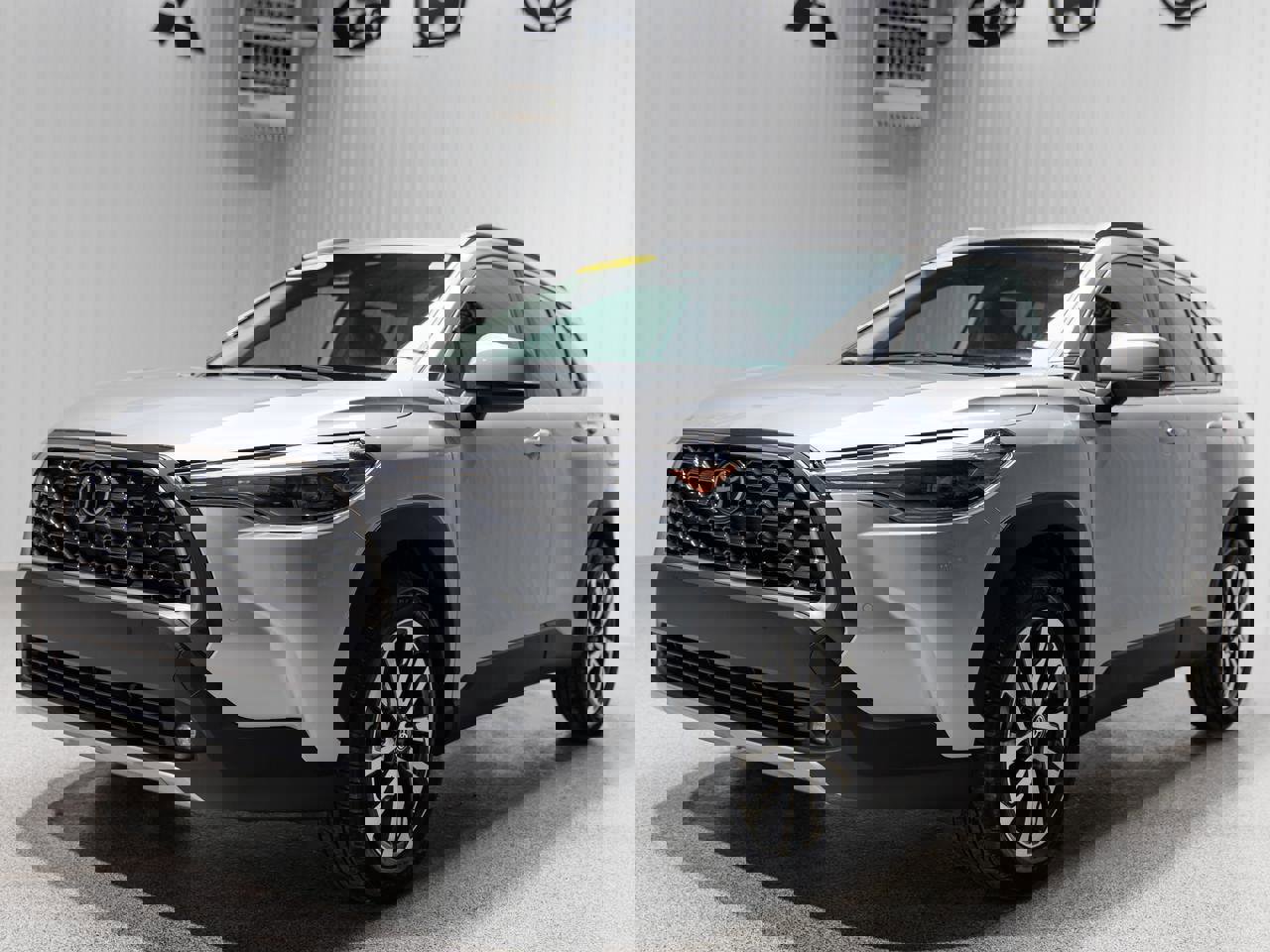 Used 2023 Toyota Corolla Cross XLE image 2