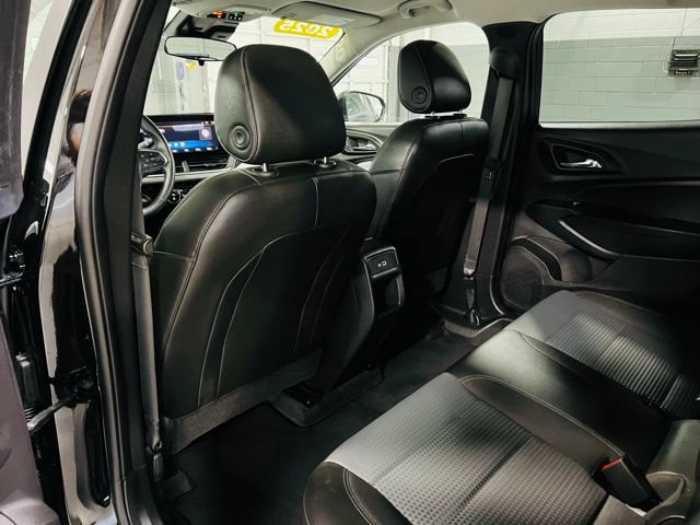 Used 2025 Chevrolet Trax LT w/ LT Convenience Package FWD image 23