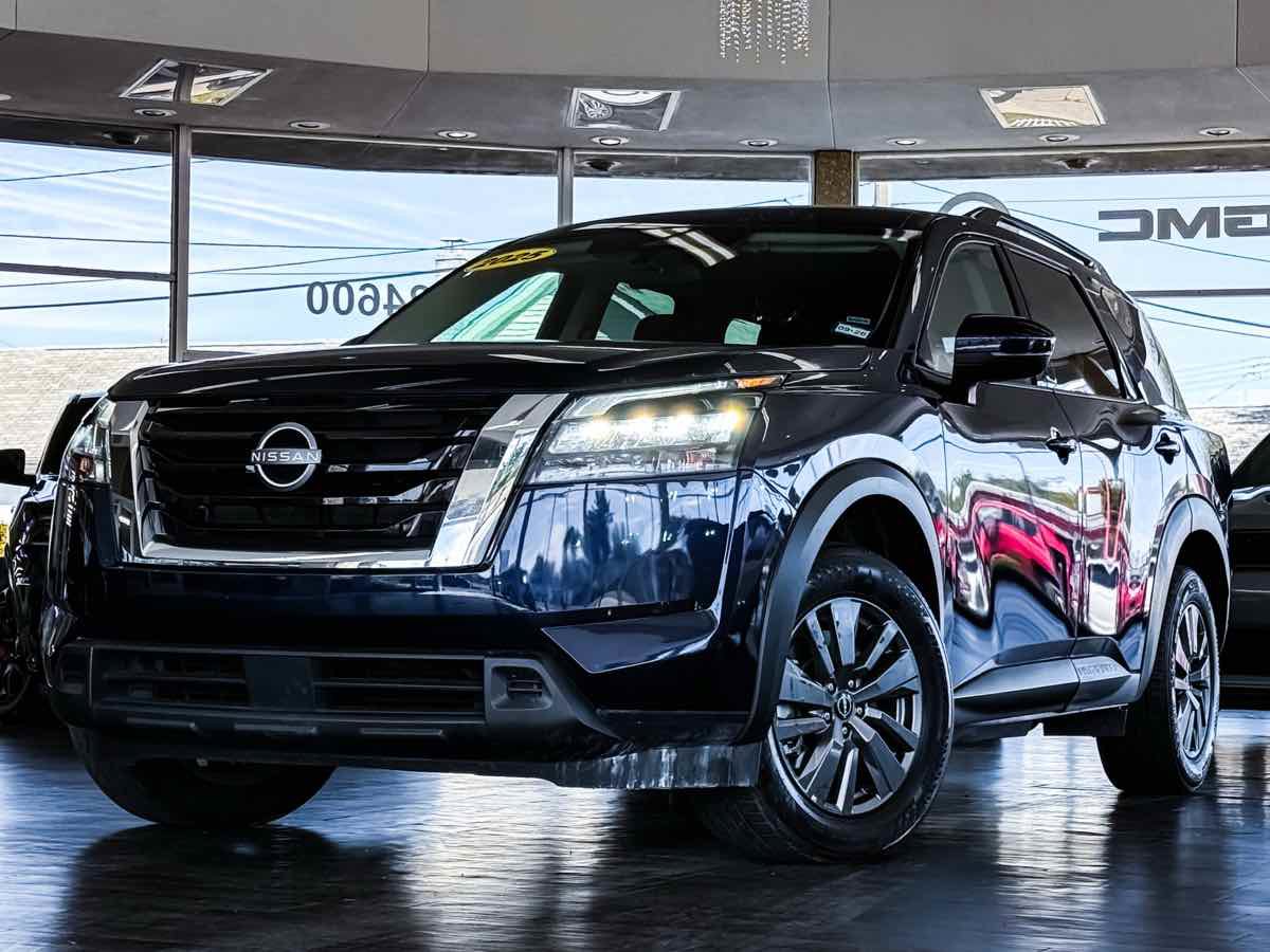 Used 2025 Nissan Pathfinder SV image 6