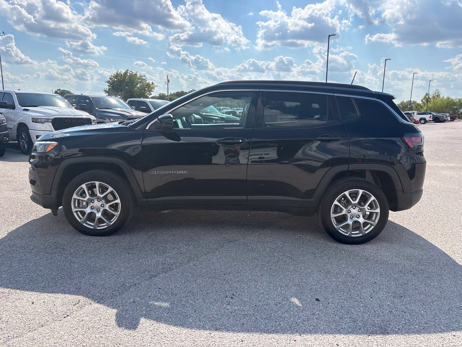 Used 2024 Jeep Compass Latitude w/ Sun and Sound Group AWD/4WD image 2