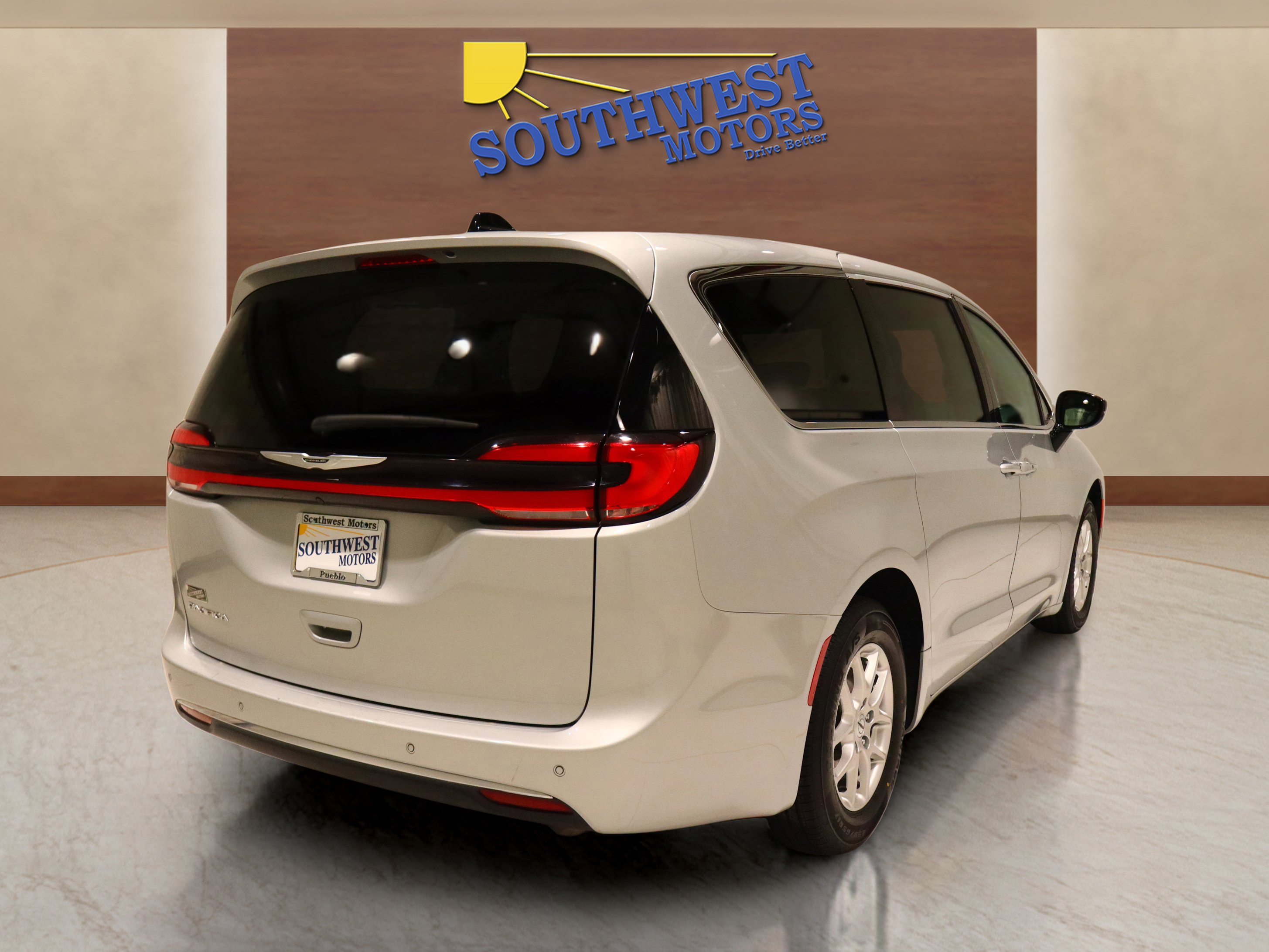 Used 2024 Chrysler Pacifica Touring-L image 4