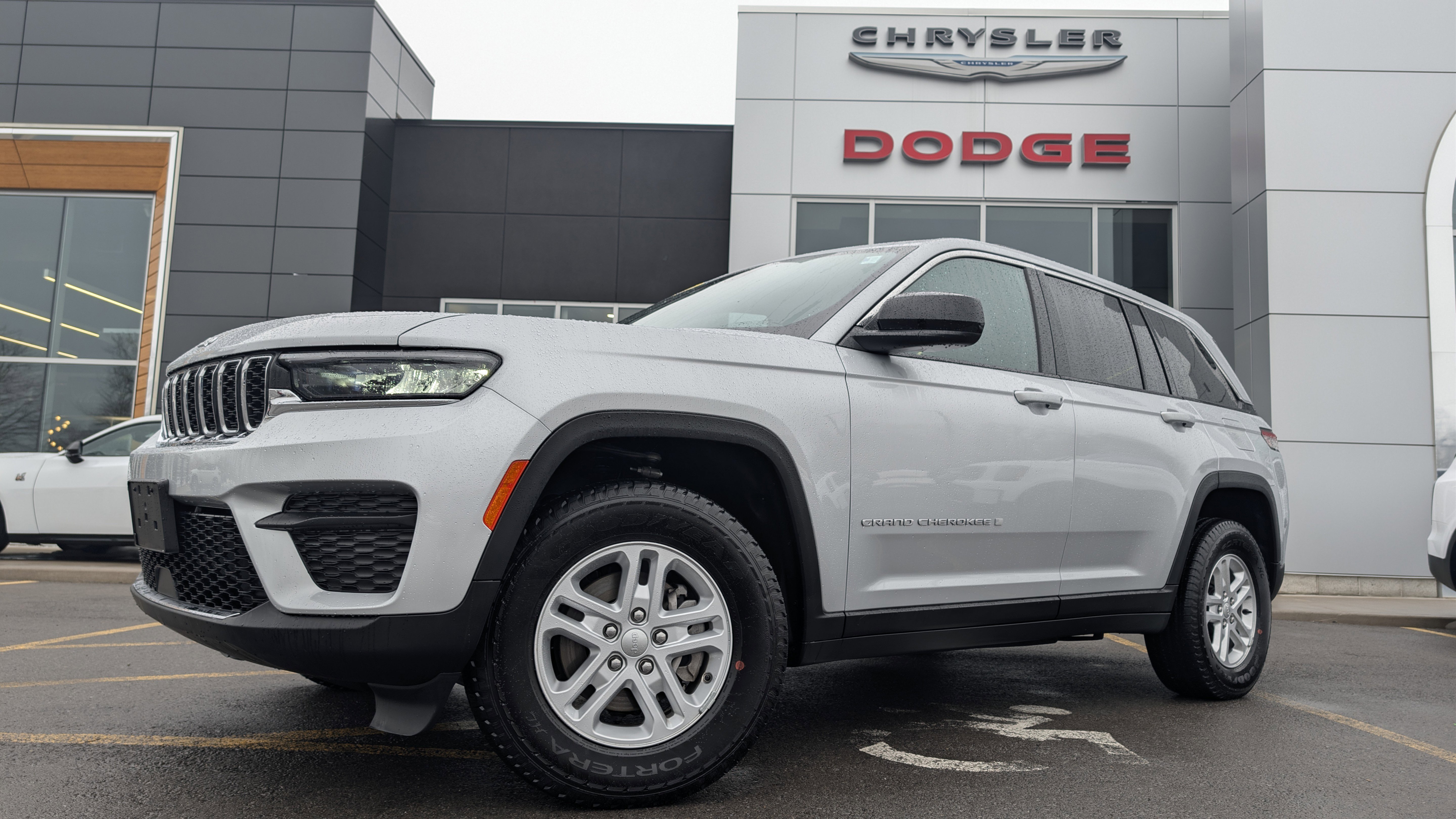 New 2025 Jeep Grand Cherokee Laredo image 9