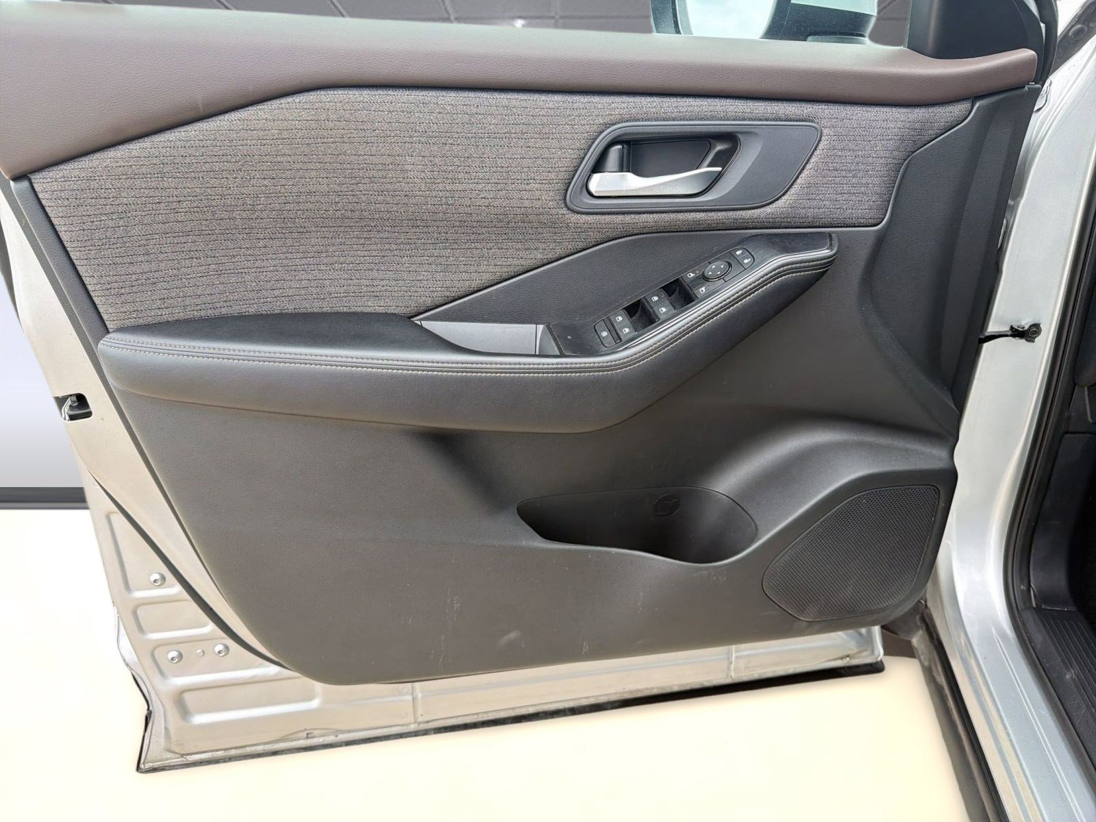 Used 2023 Nissan Rogue SV image 13