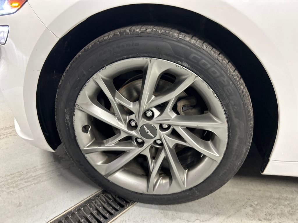 Used 2022 Genesis G70 2.0T image 9