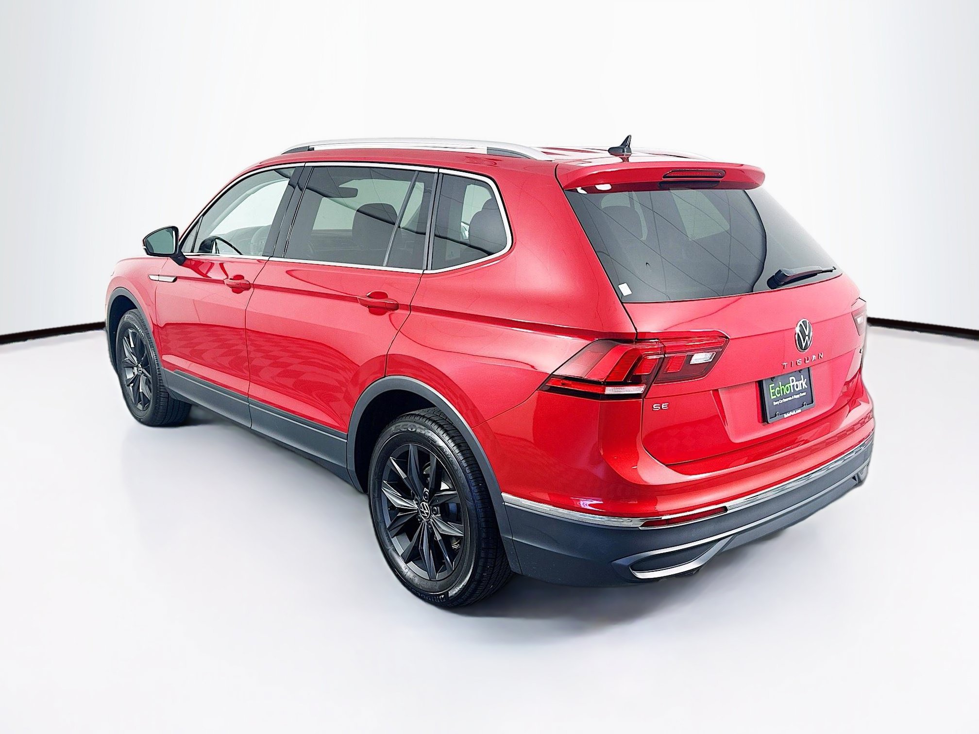 Used 2024 Volkswagen Tiguan SE w/ Panoramic Sunroof Package AWD/4WD image 5