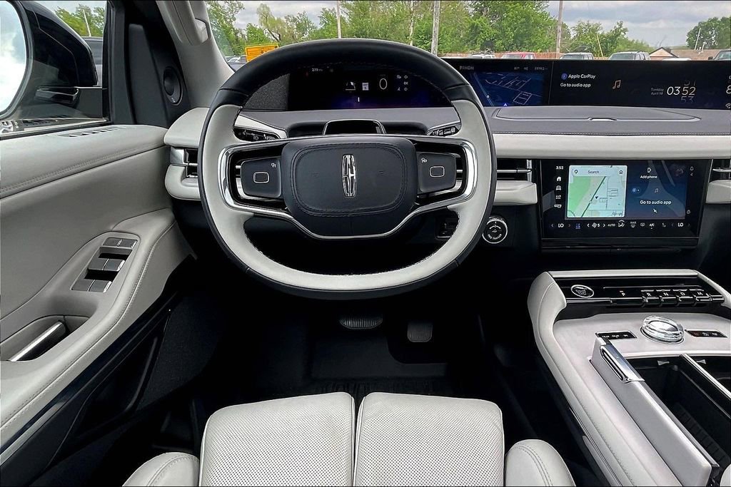Used 2025 Lincoln Navigator Reserve image 5