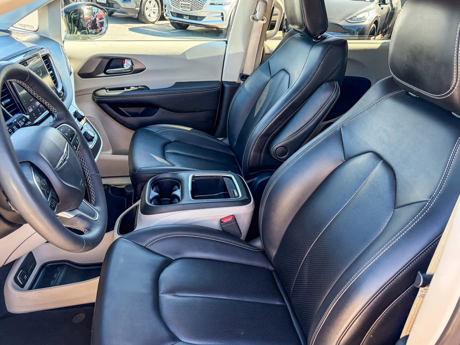 Used 2024 Chrysler Pacifica Touring-L image 16