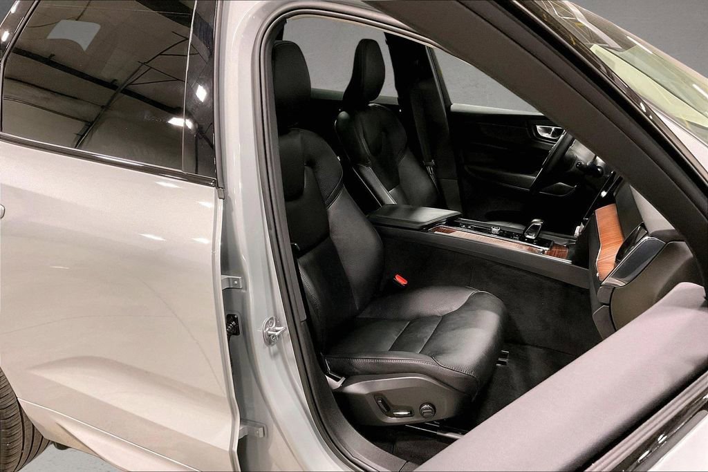 Certified 2024 Volvo XC60 B5 Plus w/ Climate Package AWD/4WD image 29
