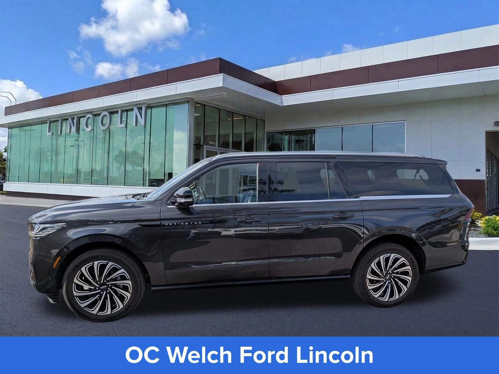 Certified 2025 Lincoln Navigator L Black Label AWD/4WD image 8