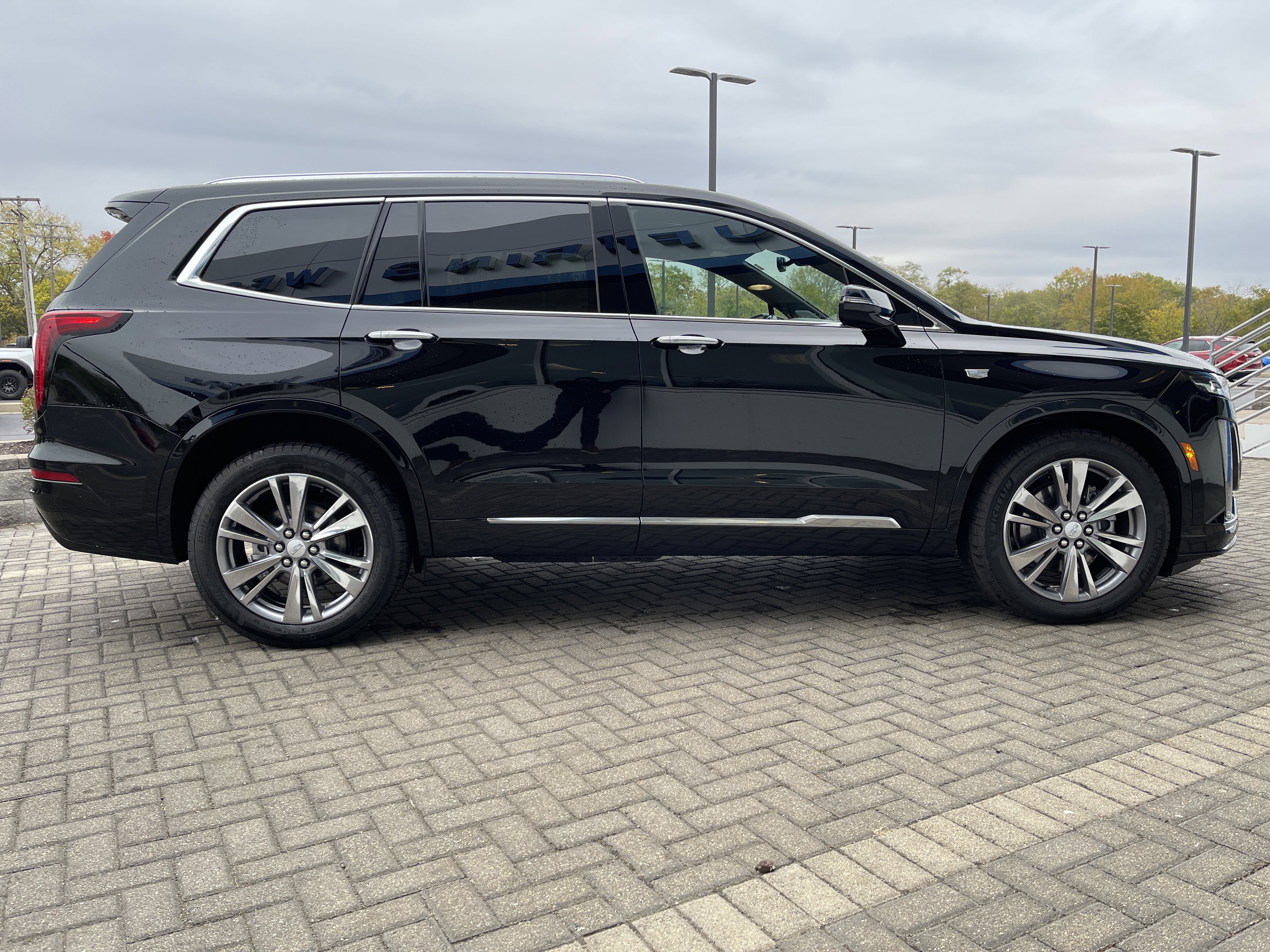 Used 2025 Cadillac XT6 Premium Luxury image 6