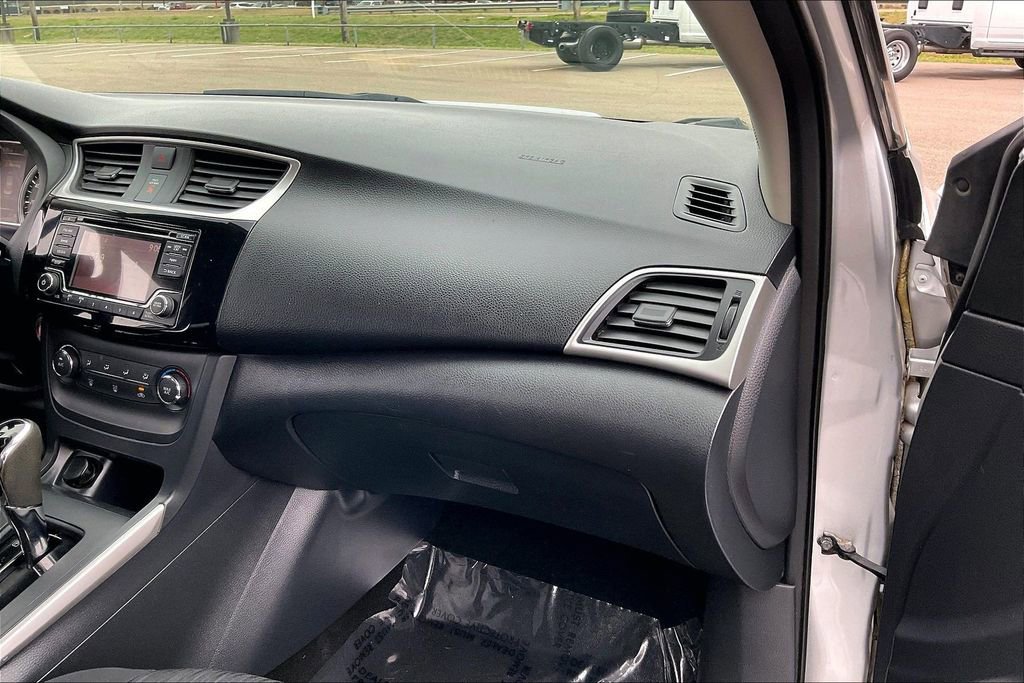 Used 2016 Nissan Sentra SV image 11