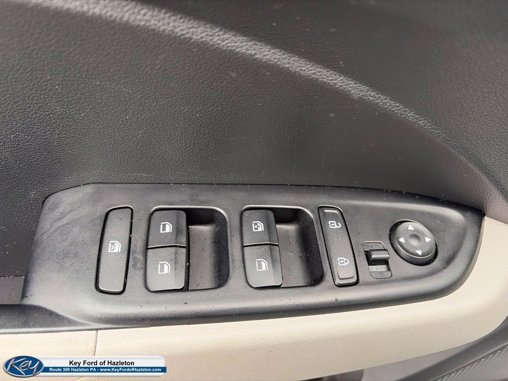 Used 2025 Hyundai Venue SEL FWD image 16