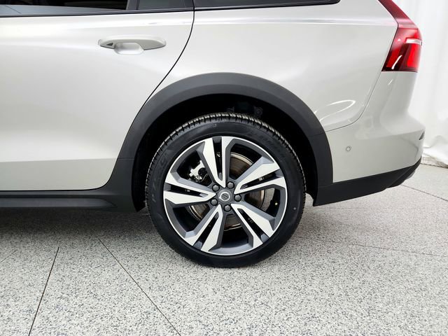 Certified 2025 Volvo V60 B5 Cross Country Plus image 13