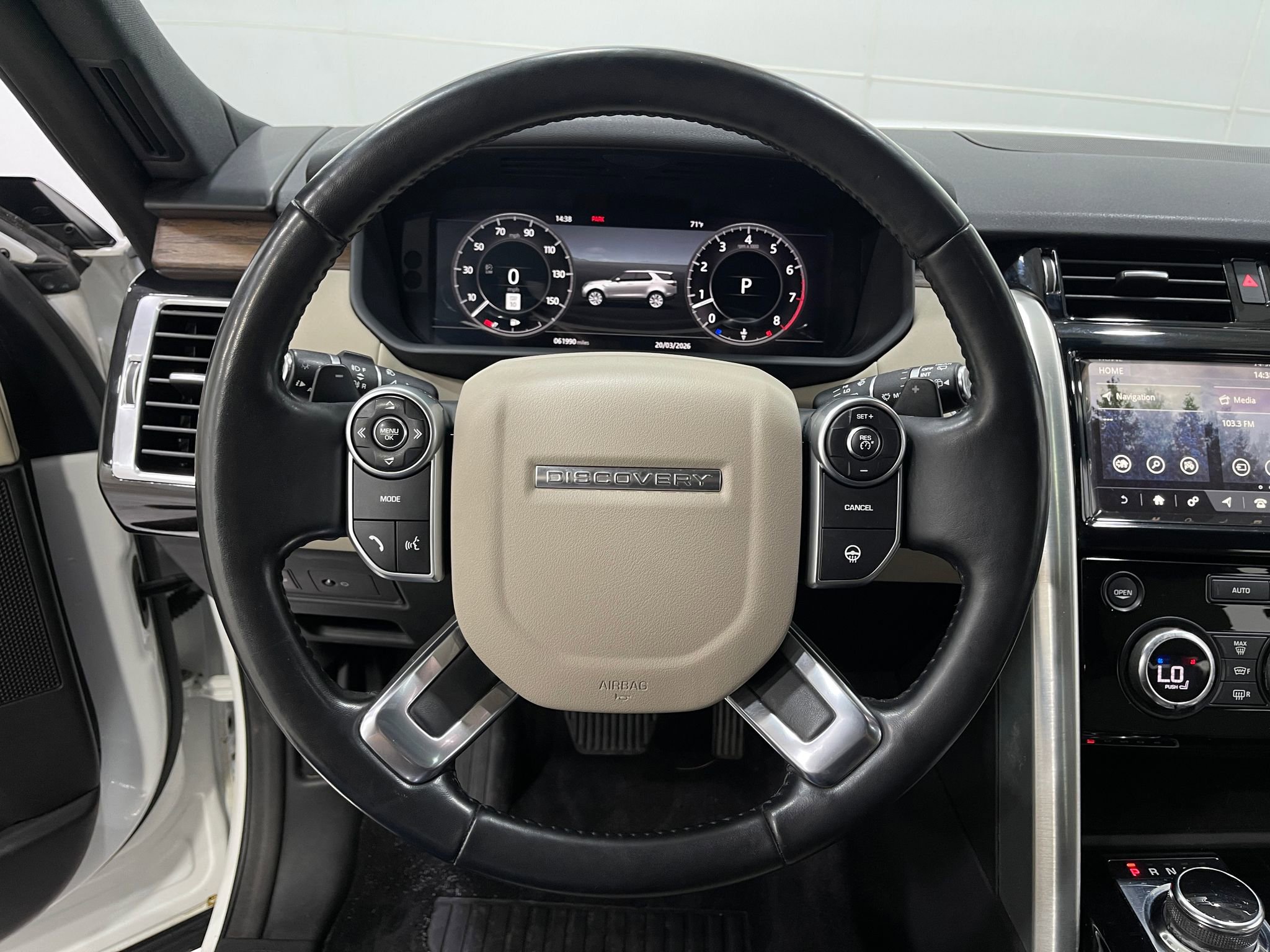 Used 2018 Land Rover Discovery HSE image 22