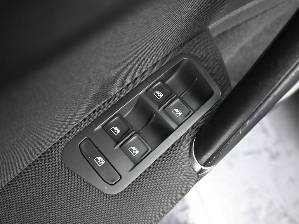 Used 2018 Volkswagen Golf S image 31