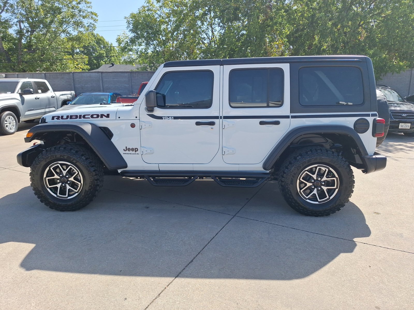 Used 2024 Jeep Wrangler Unlimited Rubicon w/ Convenience Group AWD/4WD image 3
