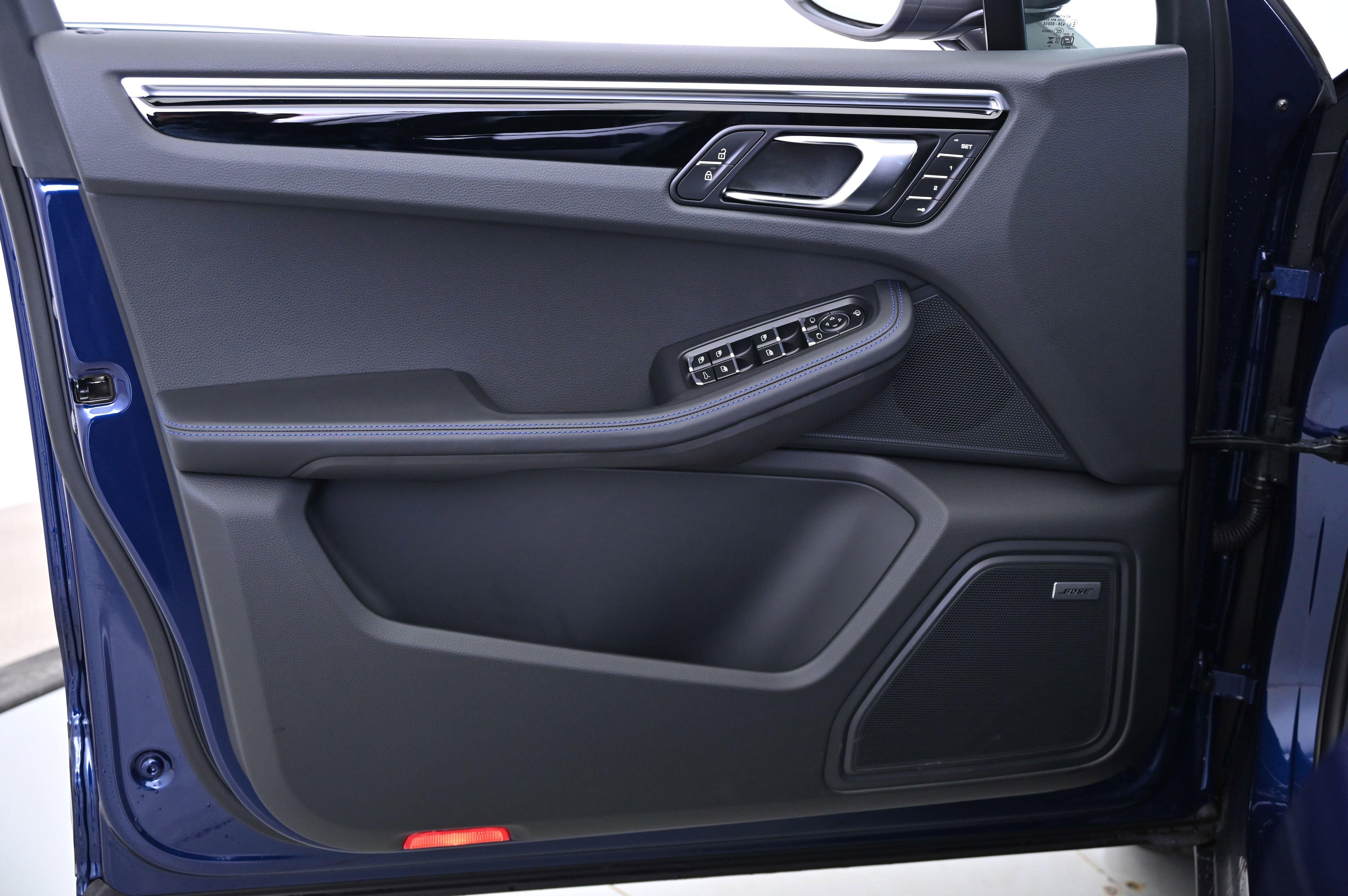 Certified 2025 Porsche Macan image 33