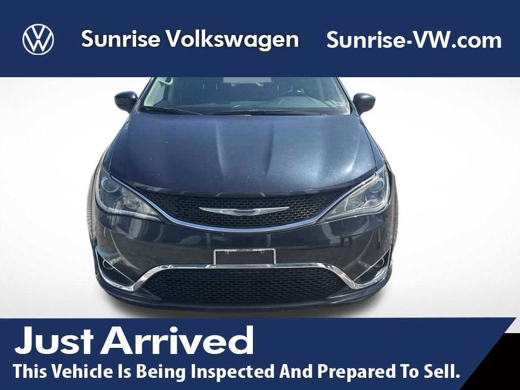 Used 2020 Chrysler Pacifica Touring-L Plus image 1