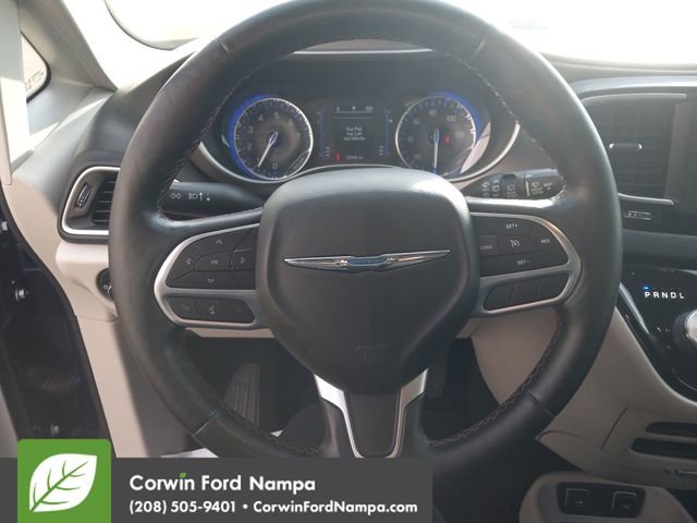 Used 2020 Chrysler Pacifica Touring-L image 14