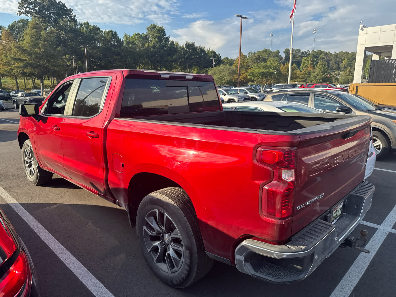 Used 2022 Chevrolet Silverado 1500 LT AWD/4WD image 3