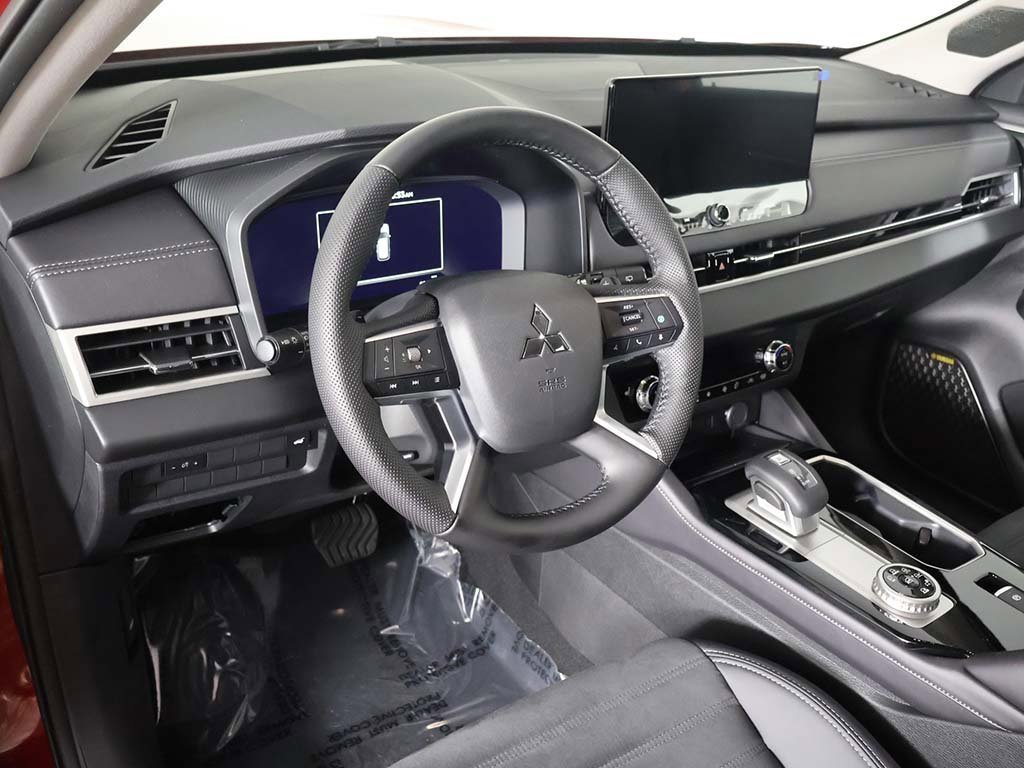 New 2025 Mitsubishi Outlander SE image 31