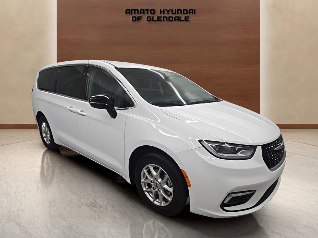 Used 2024 Chrysler Pacifica Touring-L image 8