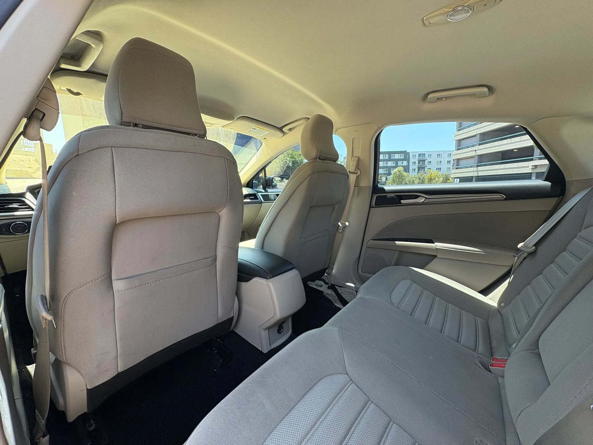 Used 2017 Ford Fusion SE FWD image 12