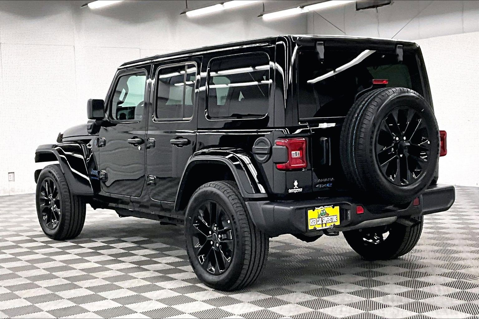 Used 2025 Jeep Wrangler Unlimited Sahara w/ Safety Group AWD/4WD image 3