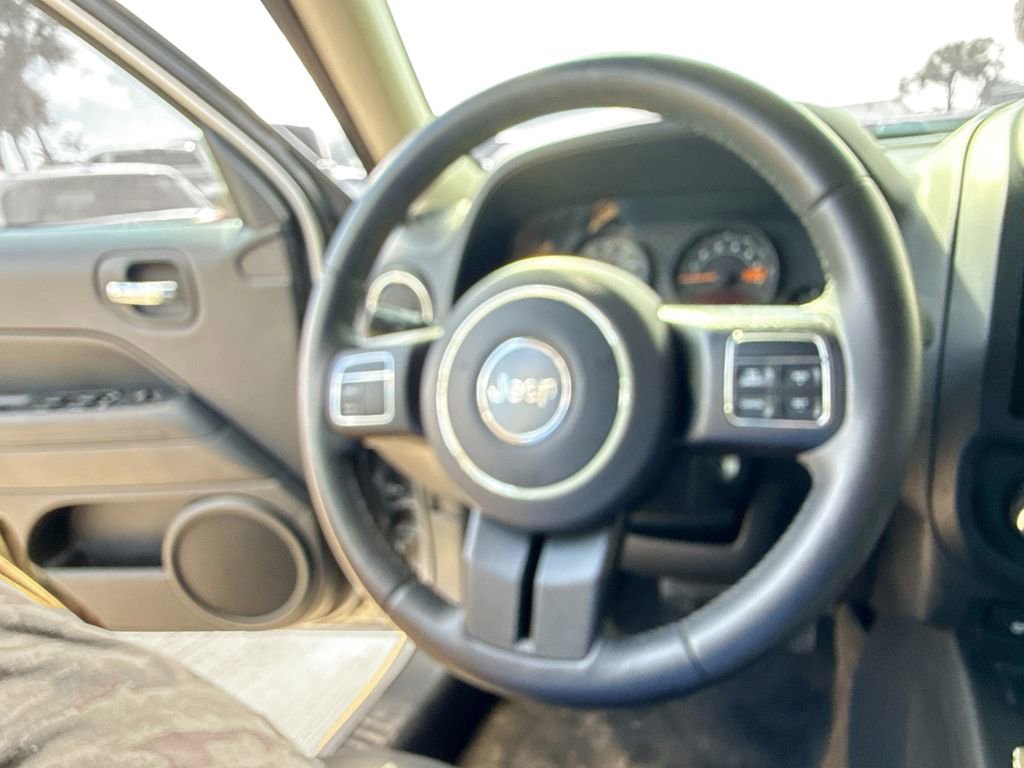 Used 2017 Jeep Patriot Latitude AWD/4WD image 12