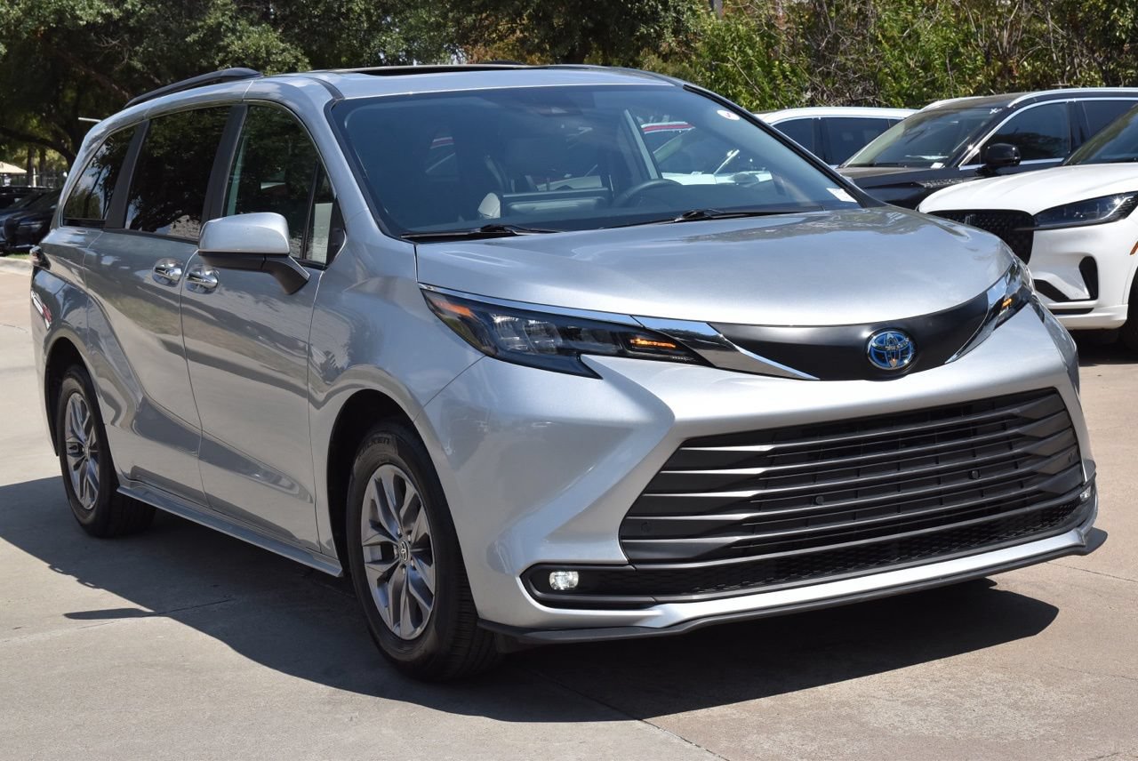 Used 2025 Toyota Sienna XLE FWD image 4