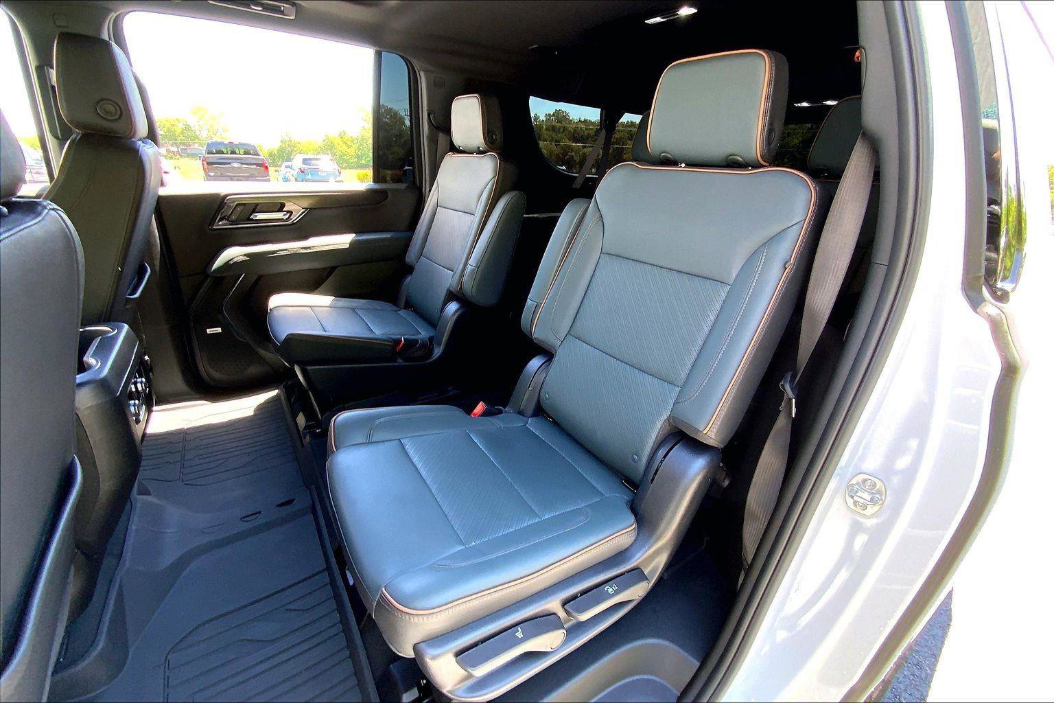 Used 2025 GMC Yukon XL AT4 w/ AT4 Premium Package AWD/4WD image 25