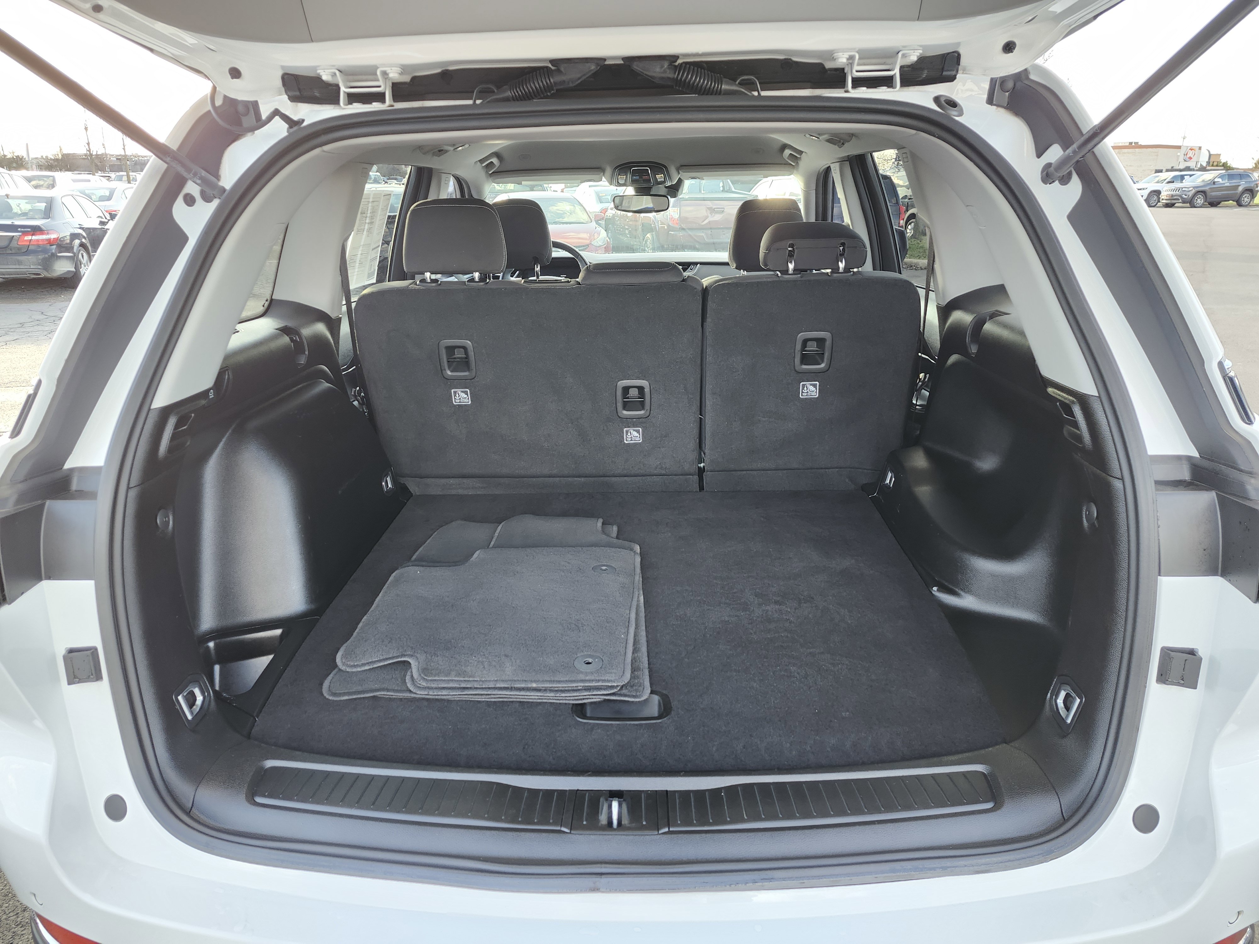 Used 2023 Jeep Grand Cherokee Laredo image 24