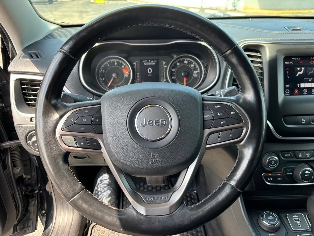 Used 2019 Jeep Cherokee Latitude Plus w/ Cold Weather Group AWD/4WD image 40