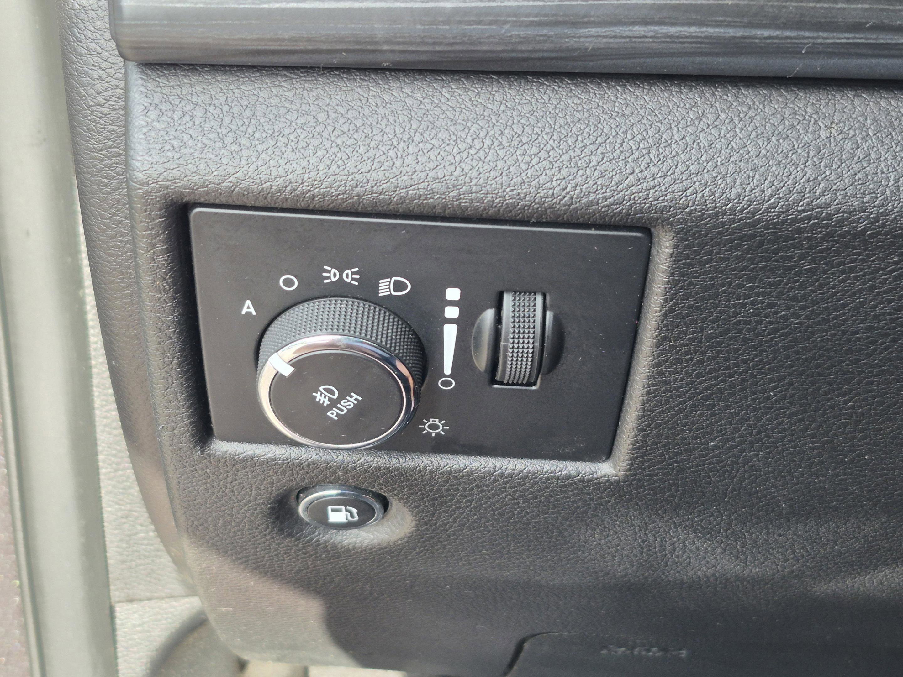 Used 2019 Jeep Grand Cherokee Altitude RWD image 30