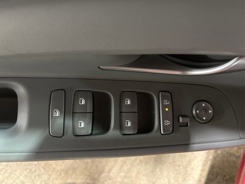 Certified 2025 Hyundai Elantra SE image 32