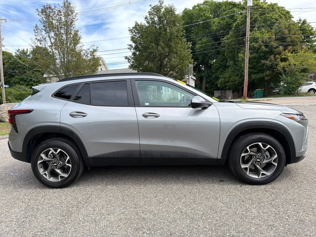 Used 2024 Chevrolet Trax LT w/ Sunroof Package FWD image 8